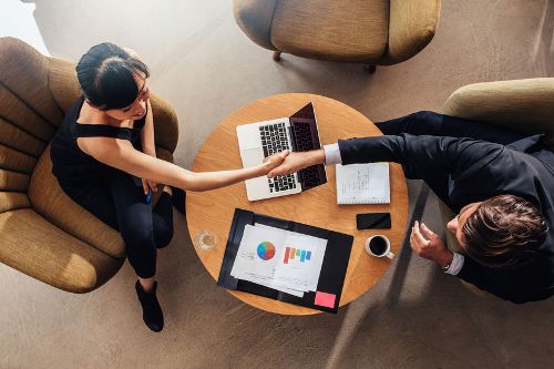 membeli perusahaan di tengah krisis