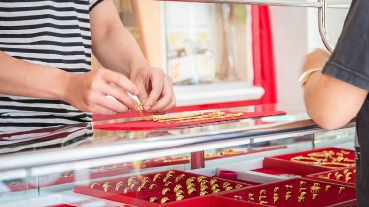 Tips Penting Saat Membeli Emas di Toko Emas