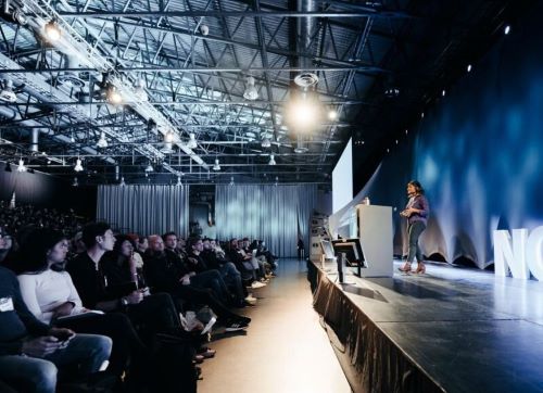 pentingnya menghadiri konferensi teknologi